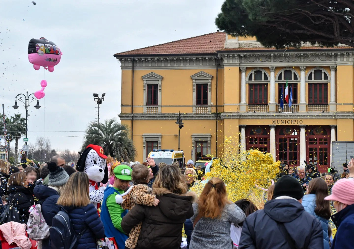 Pietrasanta più di 200 bambini alla festa in piazza Matteotti