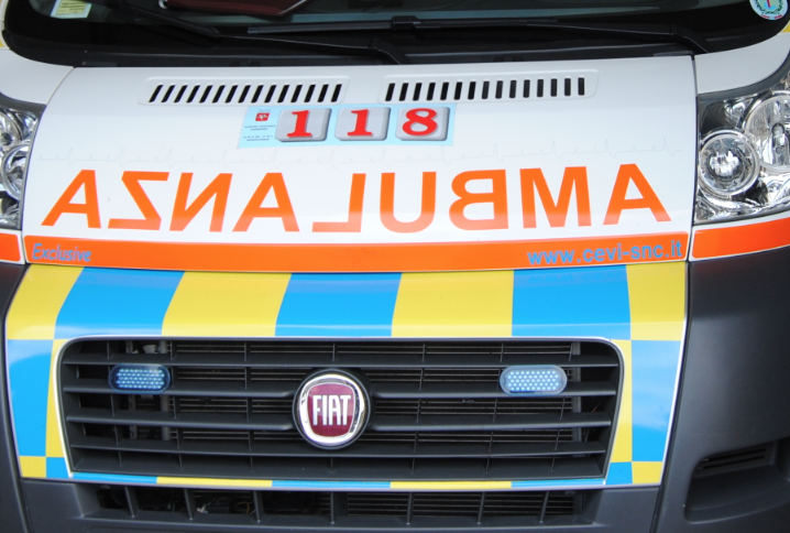 Incidente mortale a Viareggio: si schianta con la moto su un’auto in sosta