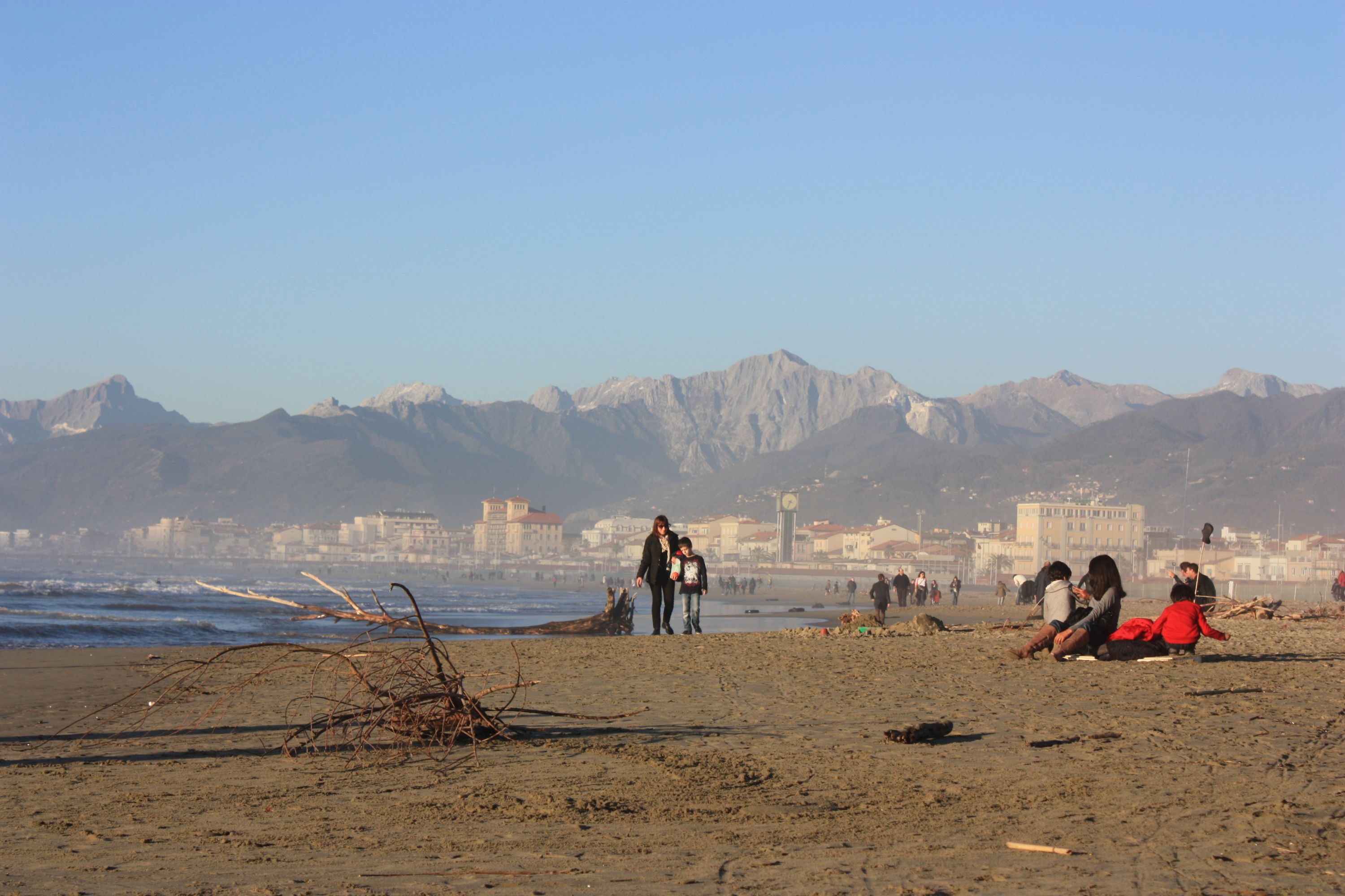 Pulizia Alla Spiaggia Libera Tra Torre Del Lago E La