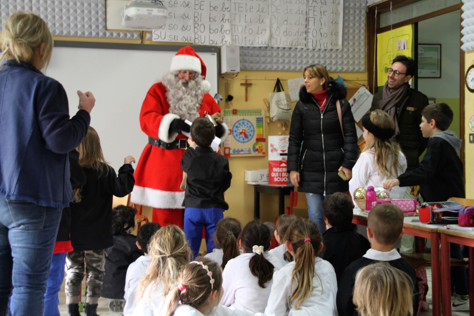 Babbo Natale Tra I Banchi Di Scuola A Pietrasanta Con Un Compito Speciale Addobbare Il Suo Abete In Piazza Crispi Comune Pietrasanta Versiliatoday It