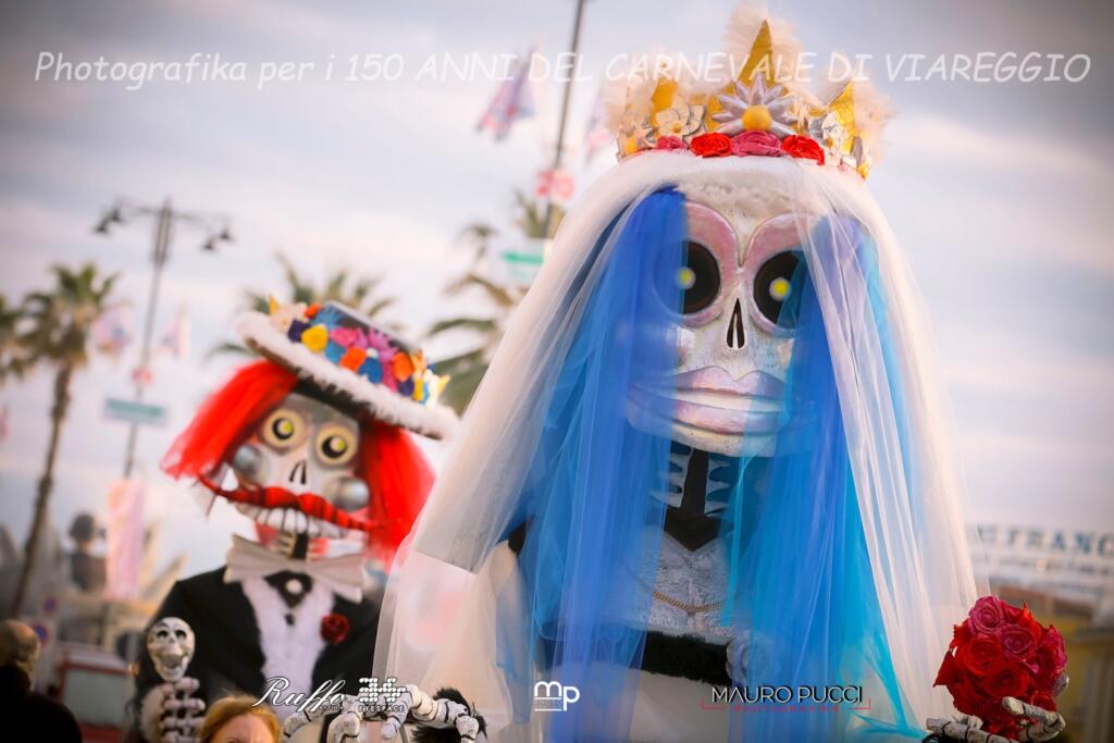 La magia del Carnevale di Viareggio, le foto della parata serale del  Giovedì Grasso 