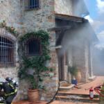 Incendio in casa, vigile del fuoco in ospedale per accertamenti