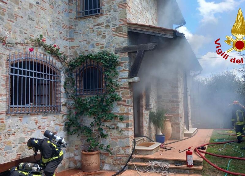 Incendio in casa, vigile del fuoco in ospedale per accertamenti