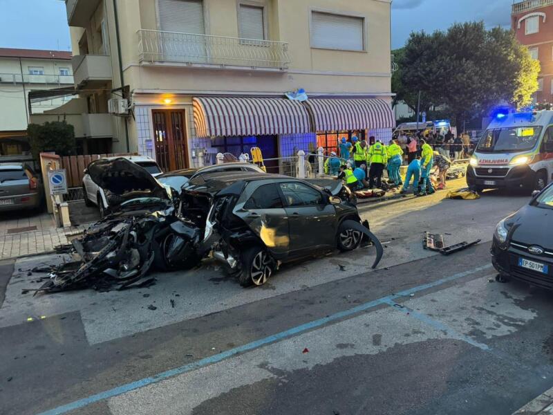 Auto investe gruppo di pedoni, 2 morti